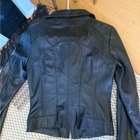 Danier Women's Sleek Black Leather Jacket - Picture 3 of 5